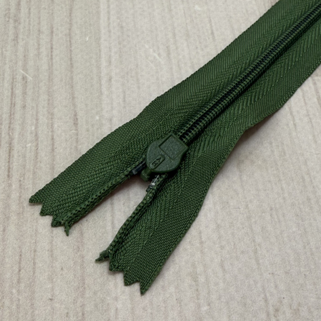 Блискавка потайна 18 см, темно-оливкова — прихована застібка для суконь, спідниць, блузок