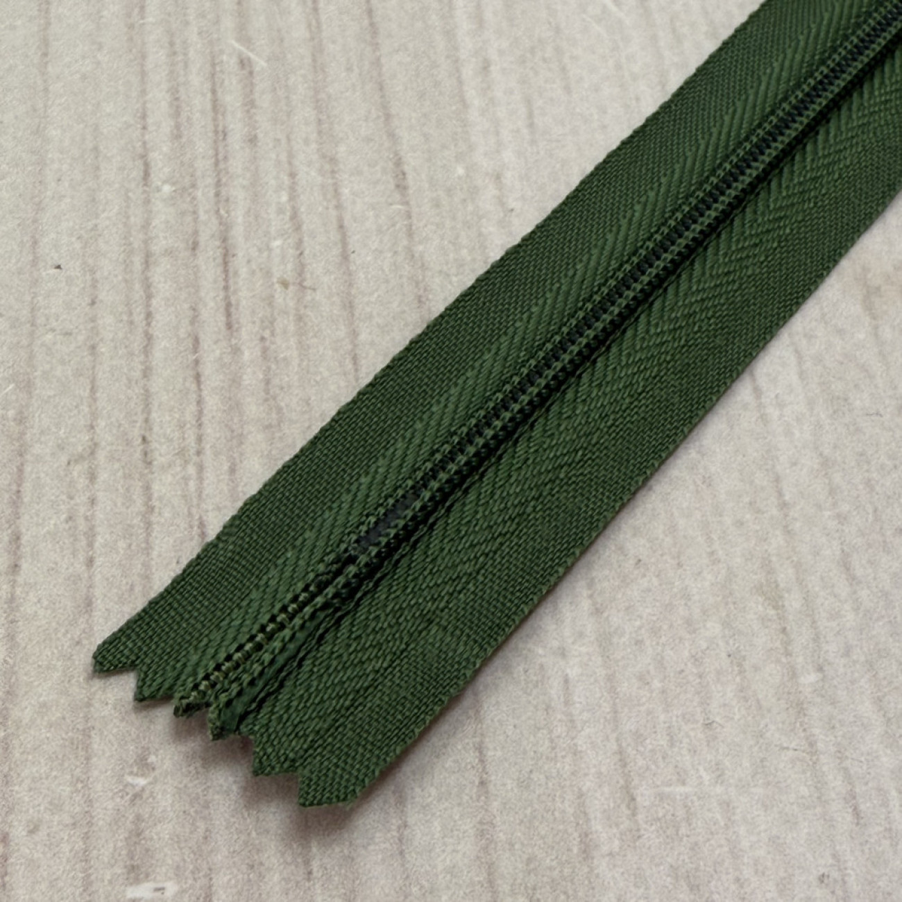 Блискавка потайна 18 см, темно-оливкова — прихована застібка для суконь, спідниць, блузок