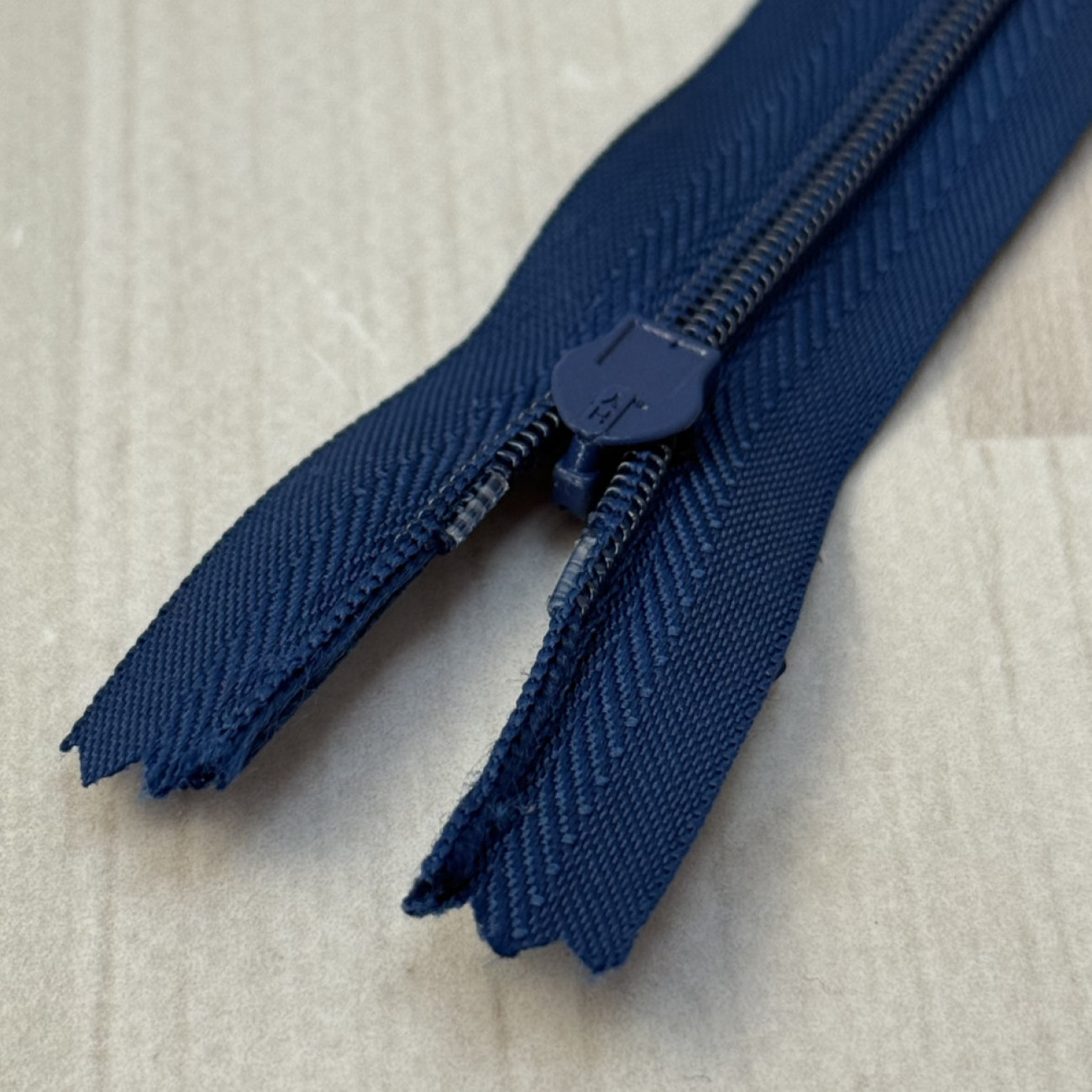 Блискавка потайна 18 см, синя — прихована застібка для суконь, спідниць, блузок