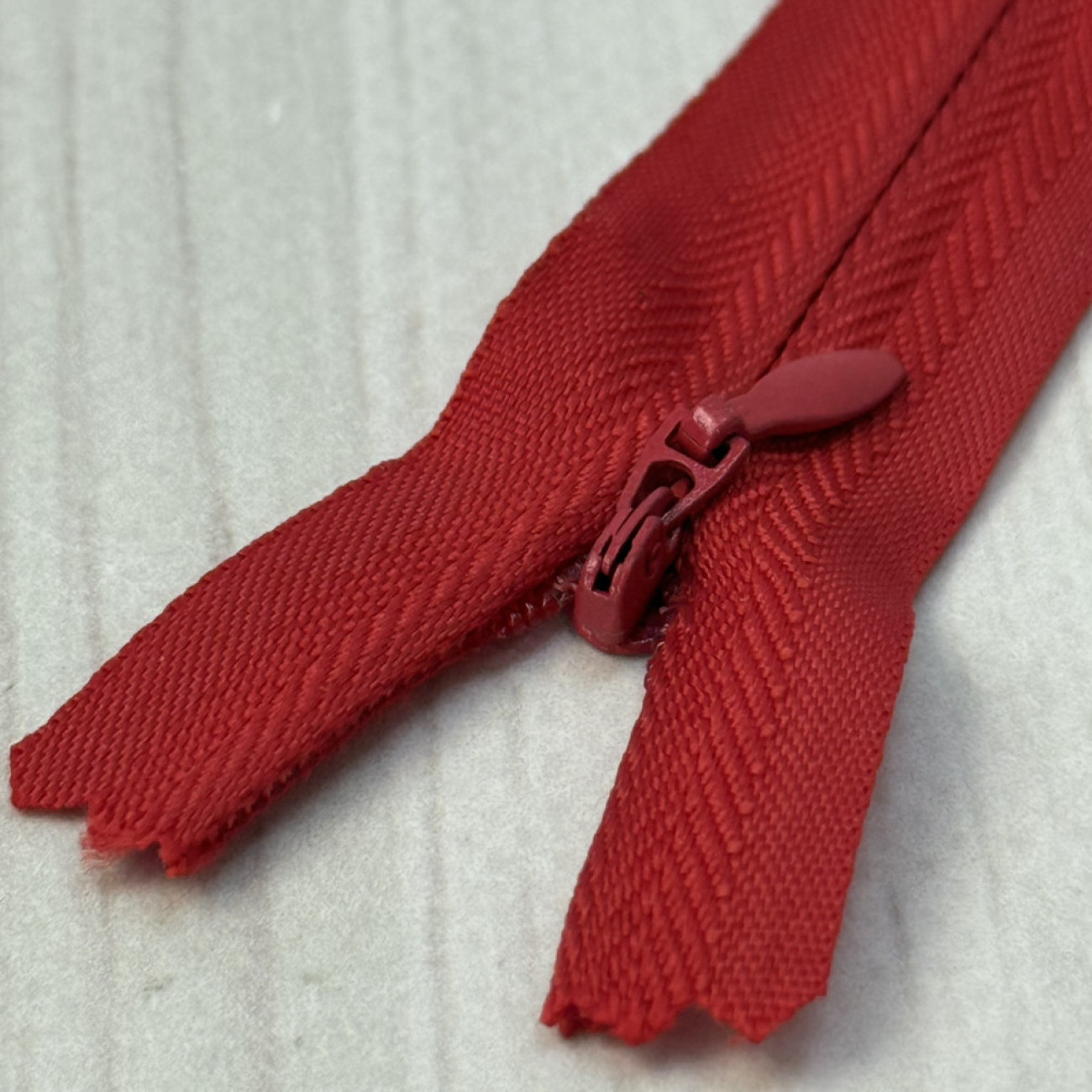 Блискавка потайна 18 см, червона — прихована застібка для суконь, спідниць, блузок