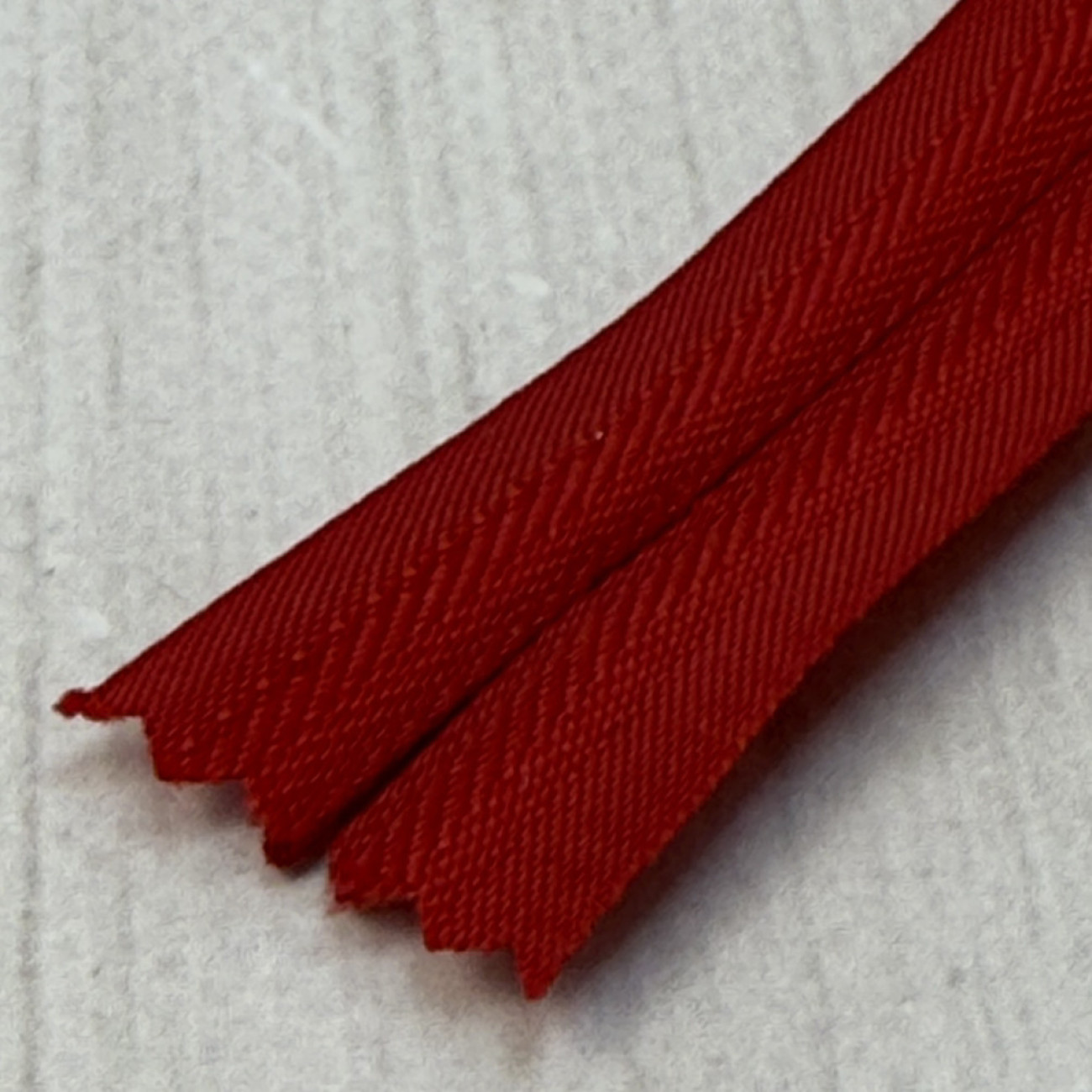 Блискавка потайна 18 см, червона — прихована застібка для суконь, спідниць, блузок