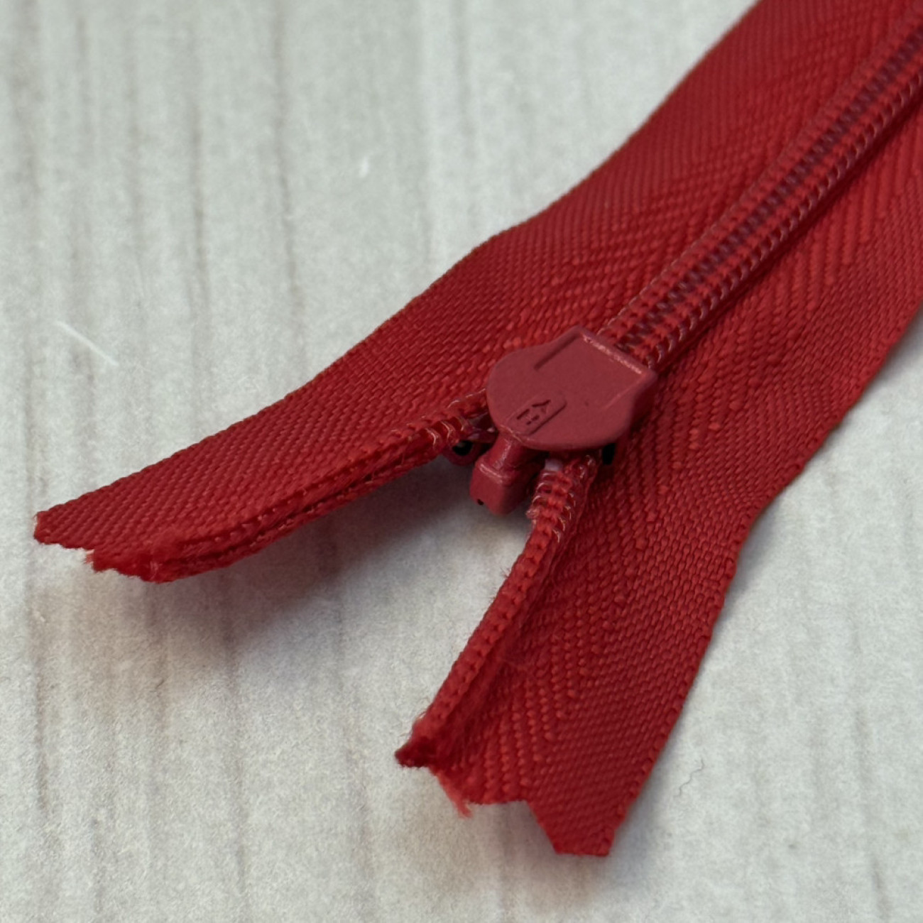 Блискавка потайна 18 см, червона — прихована застібка для суконь, спідниць, блузок