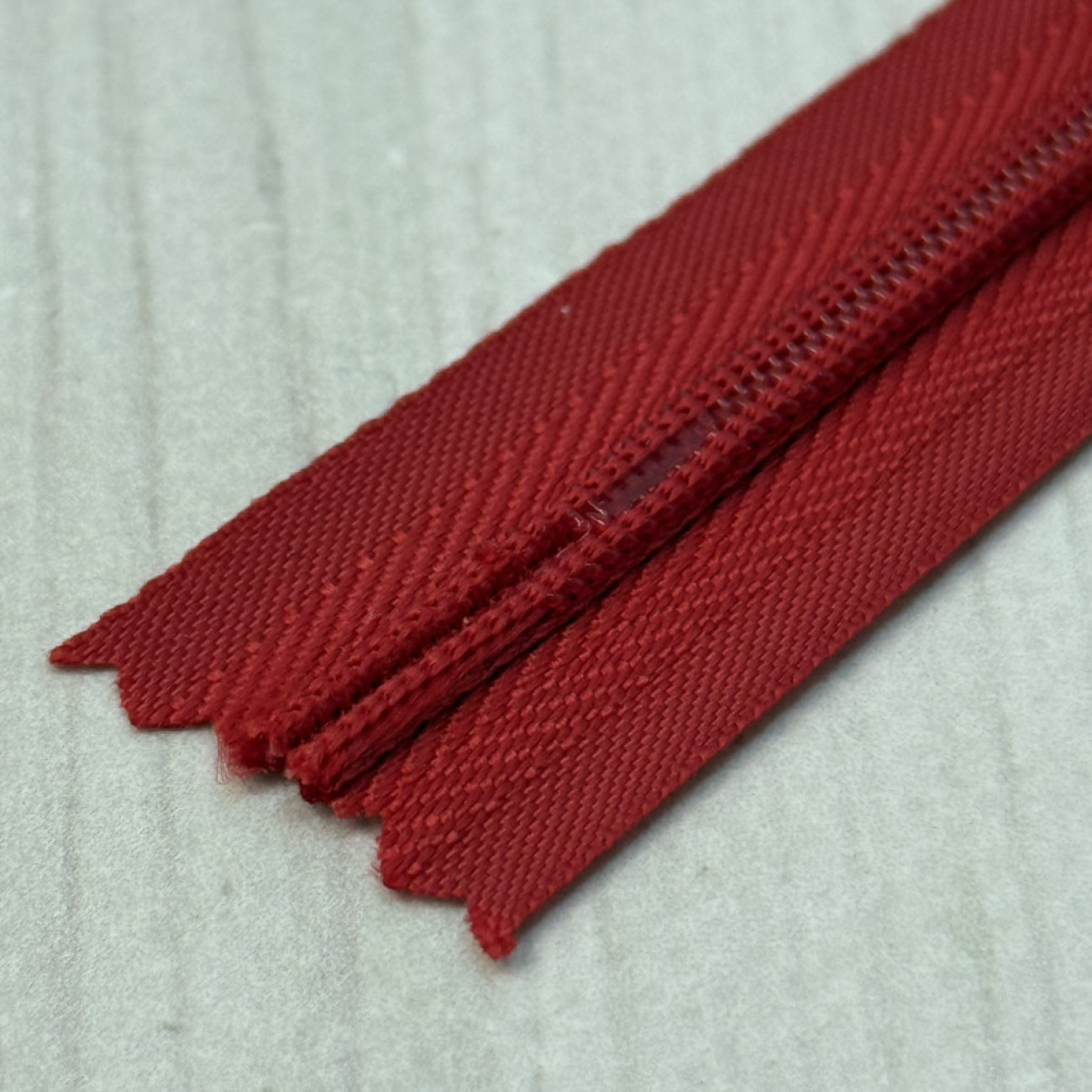 Блискавка потайна 18 см, червона — прихована застібка для суконь, спідниць, блузок