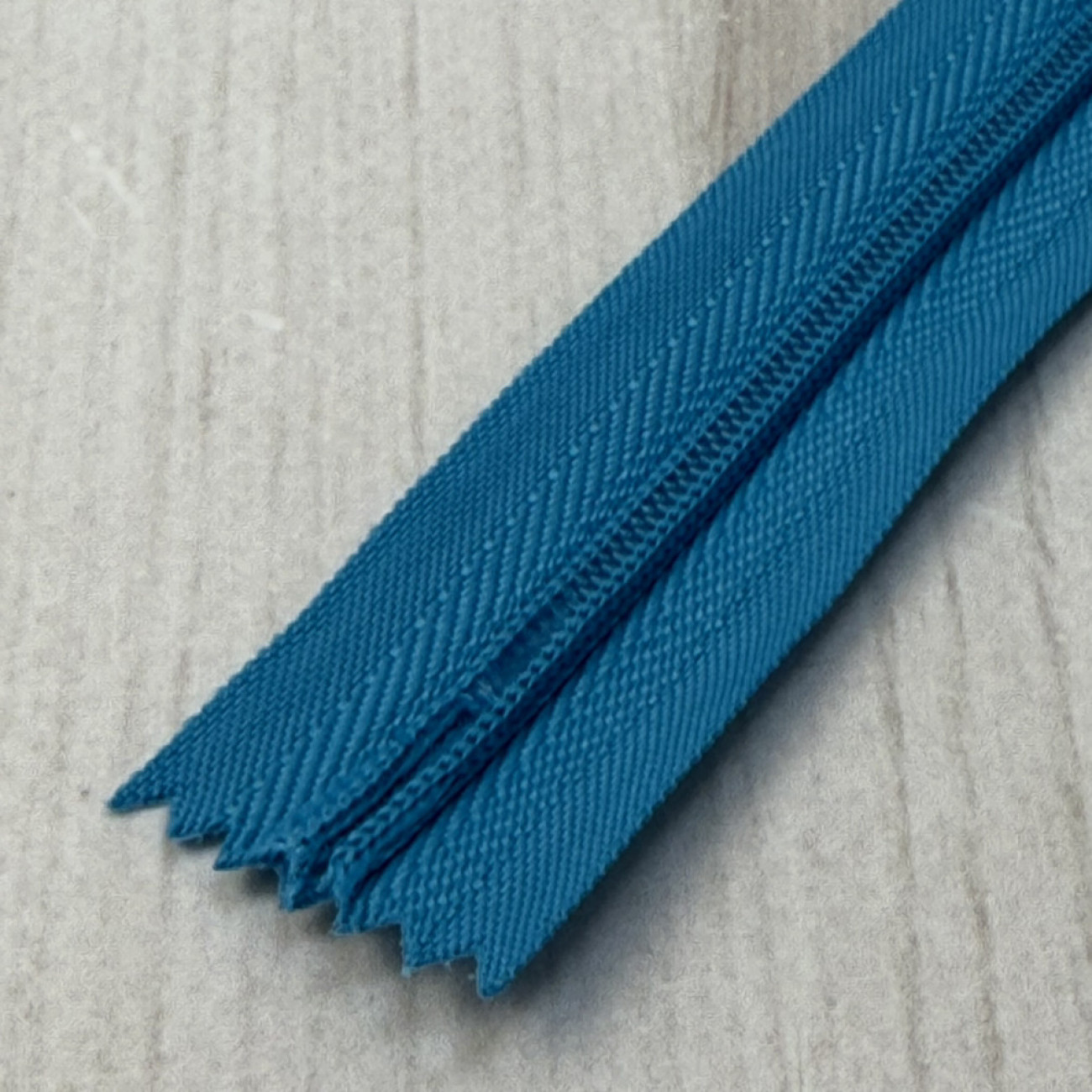 Блискавка потайна 18 см, світло-блакитна — прихована застібка для суконь, спідниць, блузок