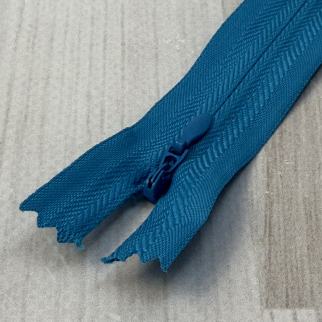 Блискавка потайна 18 см, світло-блакитна — прихована застібка для суконь, спідниць, блузок