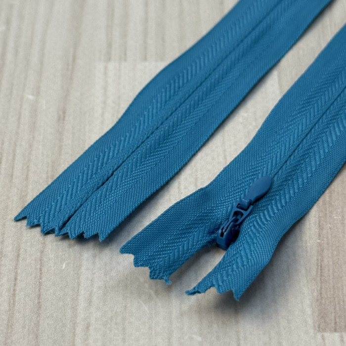 Блискавка потайна 18 см, світло-блакитна — прихована застібка для суконь, спідниць, блузок