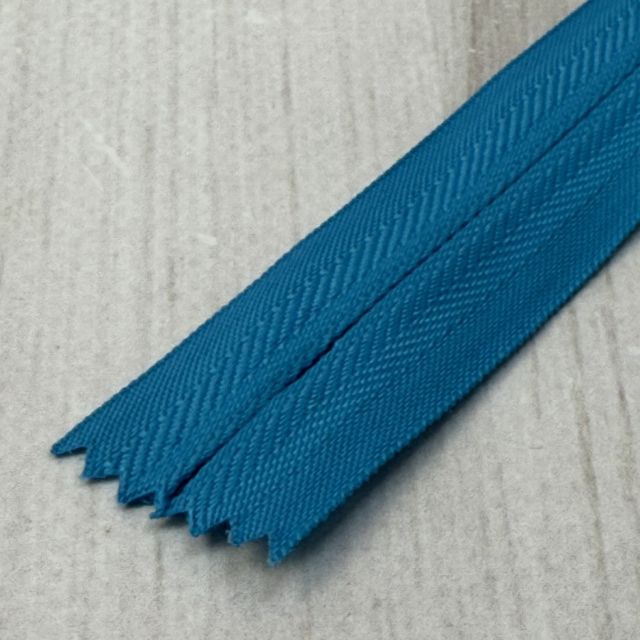 Блискавка потайна 18 см, світло-блакитна — прихована застібка для суконь, спідниць, блузок