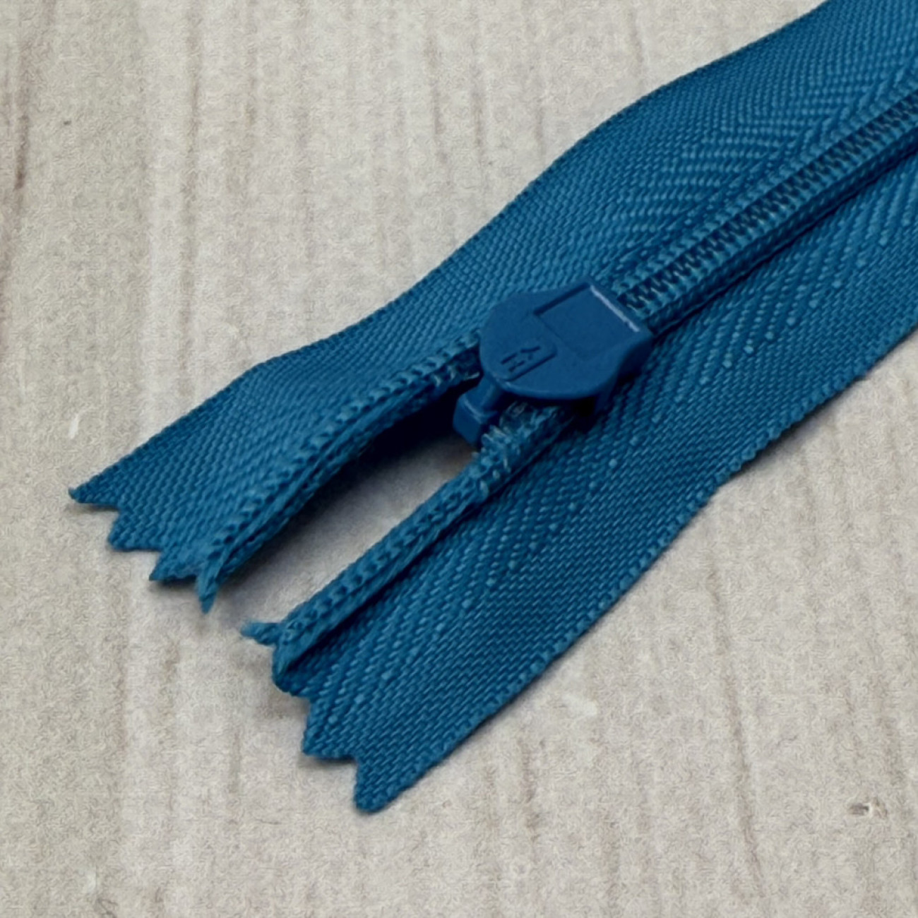 Блискавка потайна 18 см, світло-блакитна — прихована застібка для суконь, спідниць, блузок