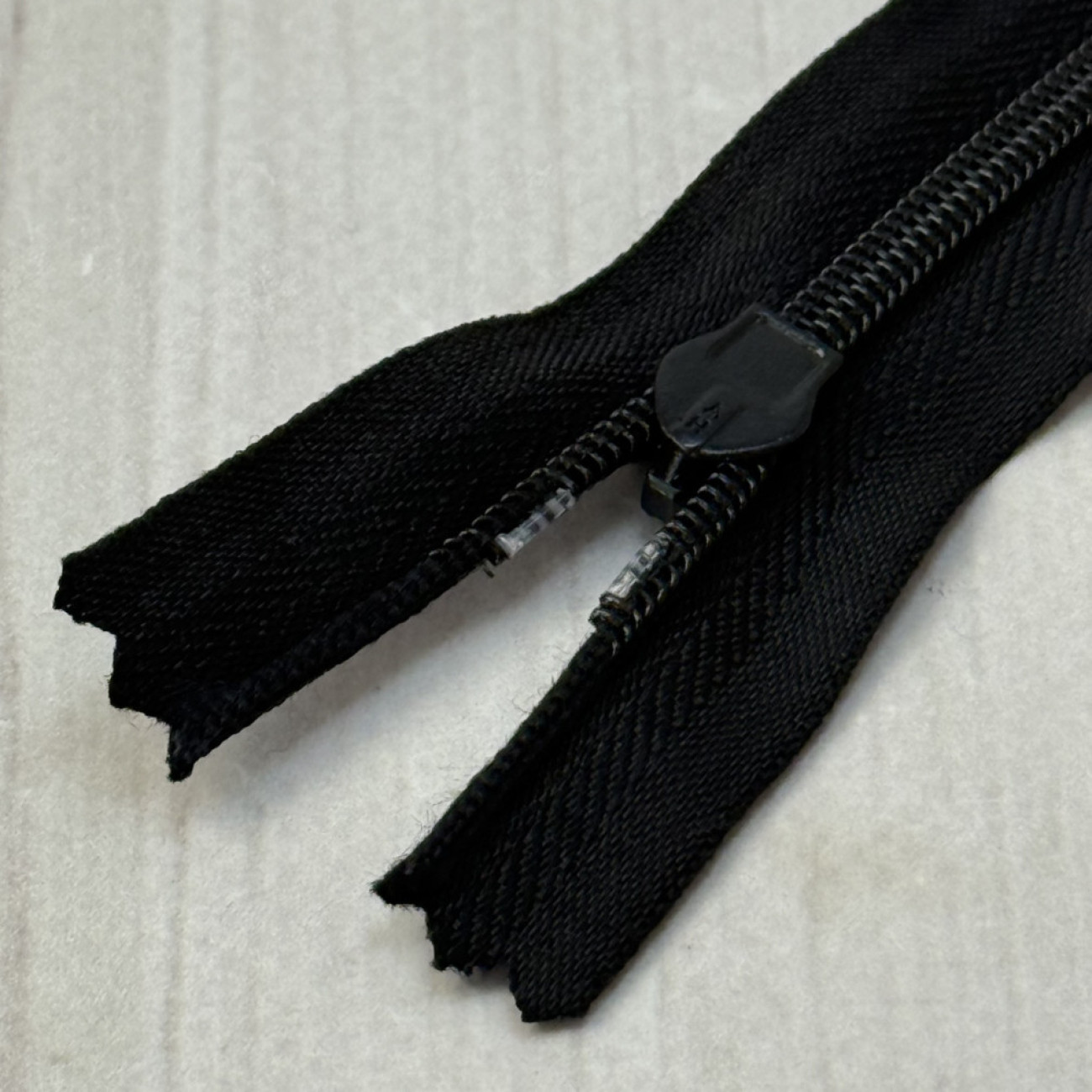 Блискавка потайна 18 см, чорна — прихована застібка для суконь, спідниць, блузок