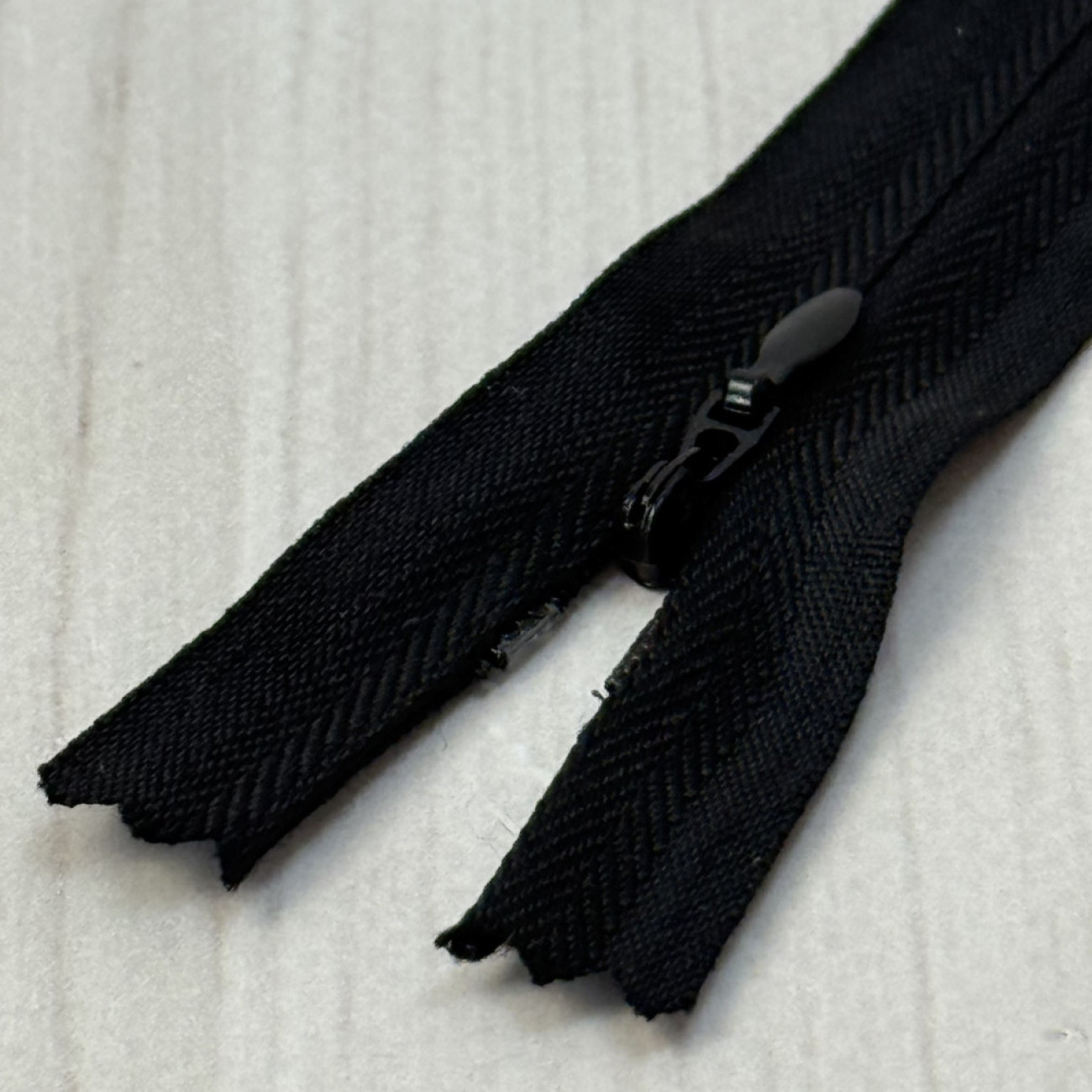 Блискавка потайна 18 см, чорна — прихована застібка для суконь, спідниць, блузок