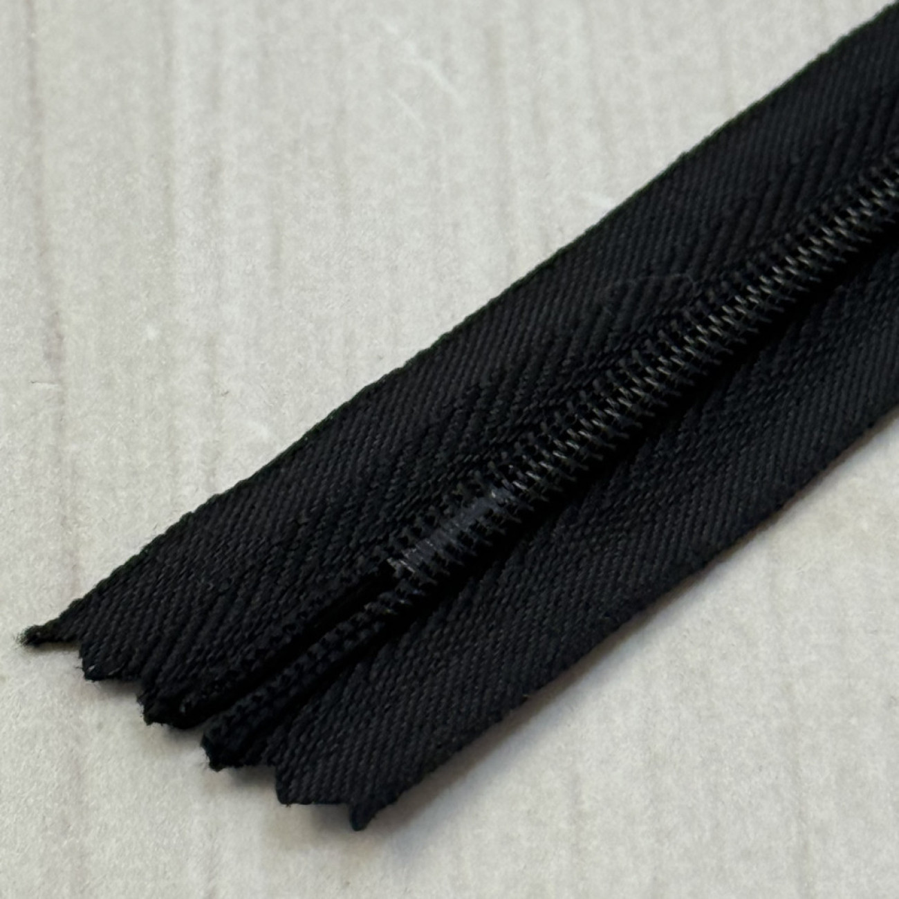 Блискавка потайна 18 см, чорна — прихована застібка для суконь, спідниць, блузок