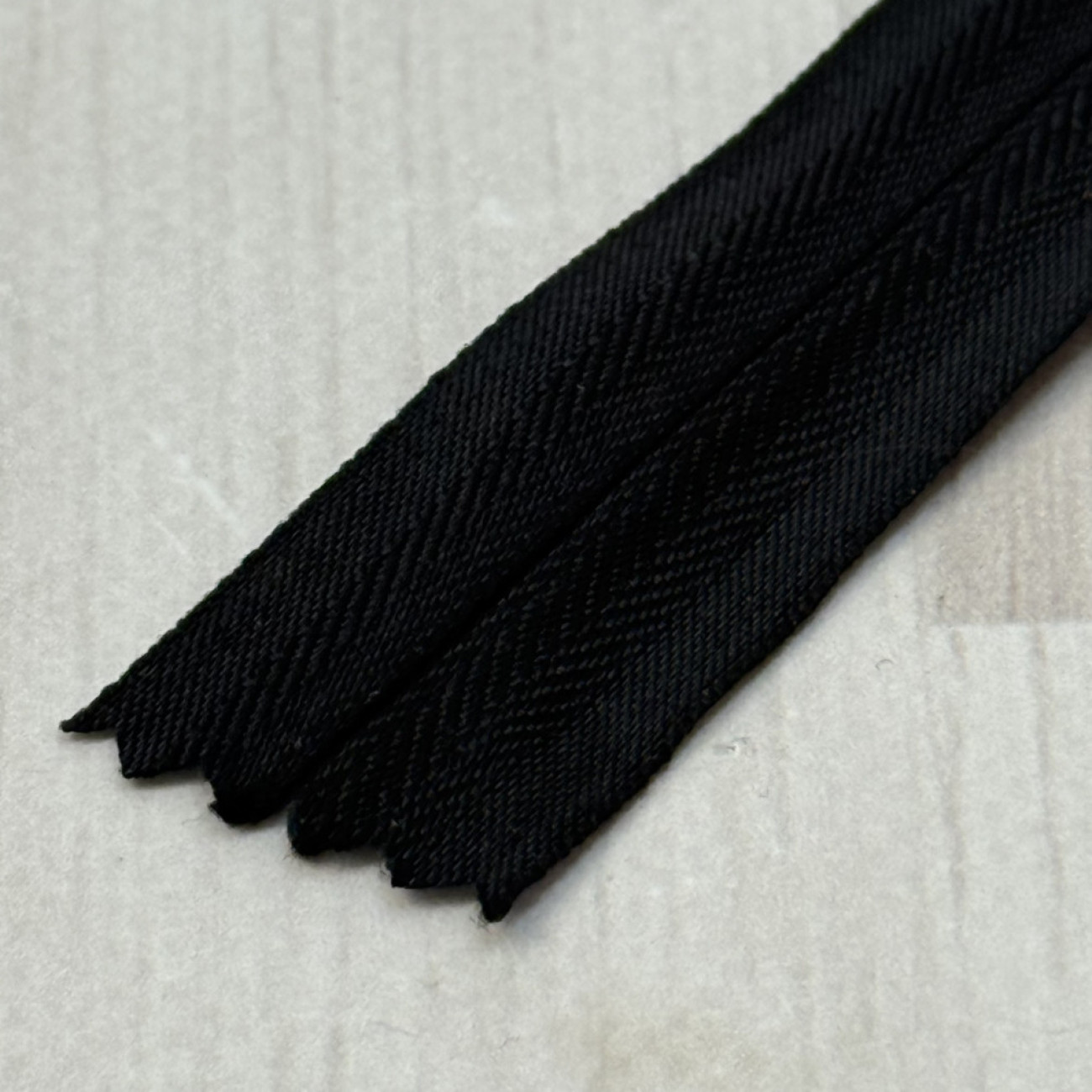 Блискавка потайна 18 см, чорна — прихована застібка для суконь, спідниць, блузок