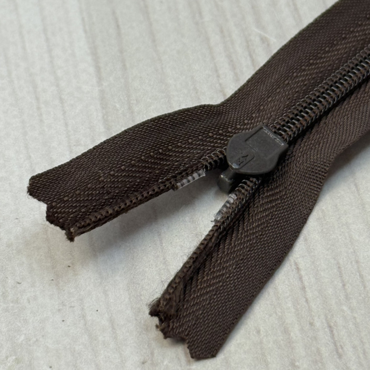 Блискавка потайна 18 см, темно-коричнева — прихована застібка для суконь, спідниць, блузок