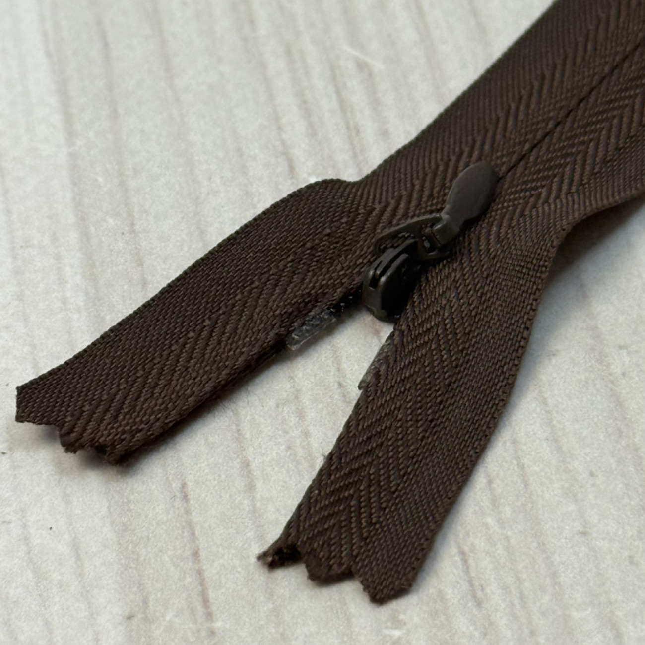 Блискавка потайна 18 см, темно-коричнева — прихована застібка для суконь, спідниць, блузок