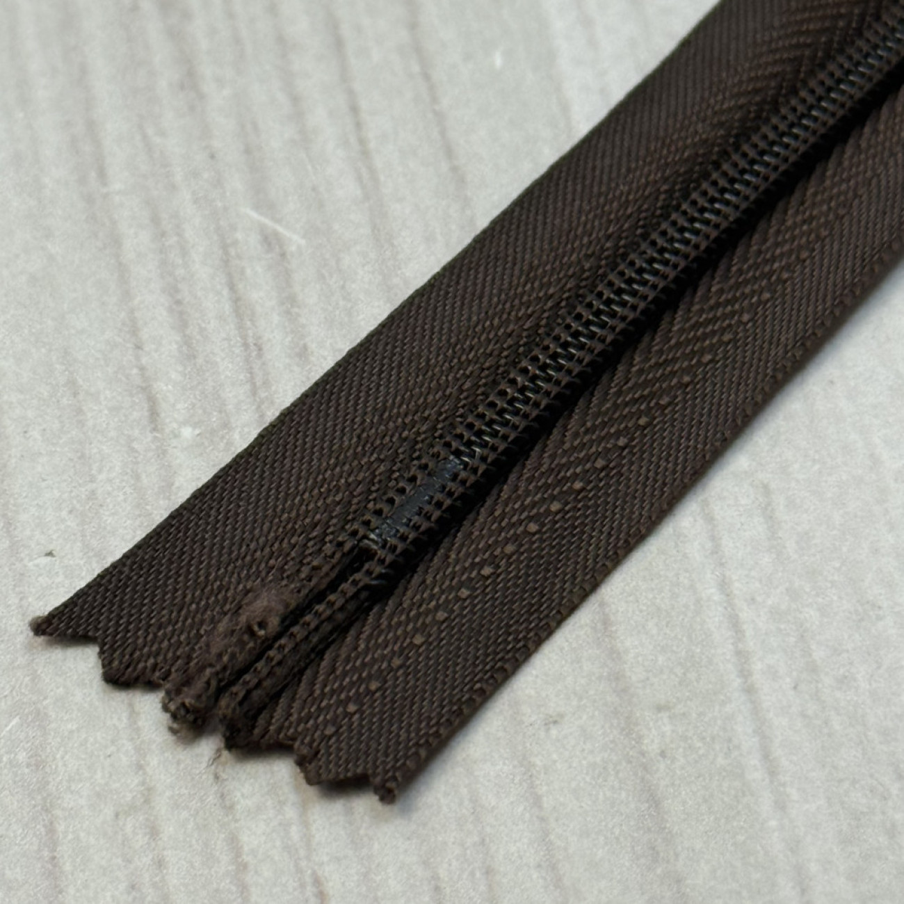 Блискавка потайна 18 см, темно-коричнева — прихована застібка для суконь, спідниць, блузок