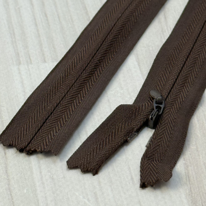 Блискавка потайна 18 см, темно-коричнева — прихована застібка для суконь, спідниць, блузок