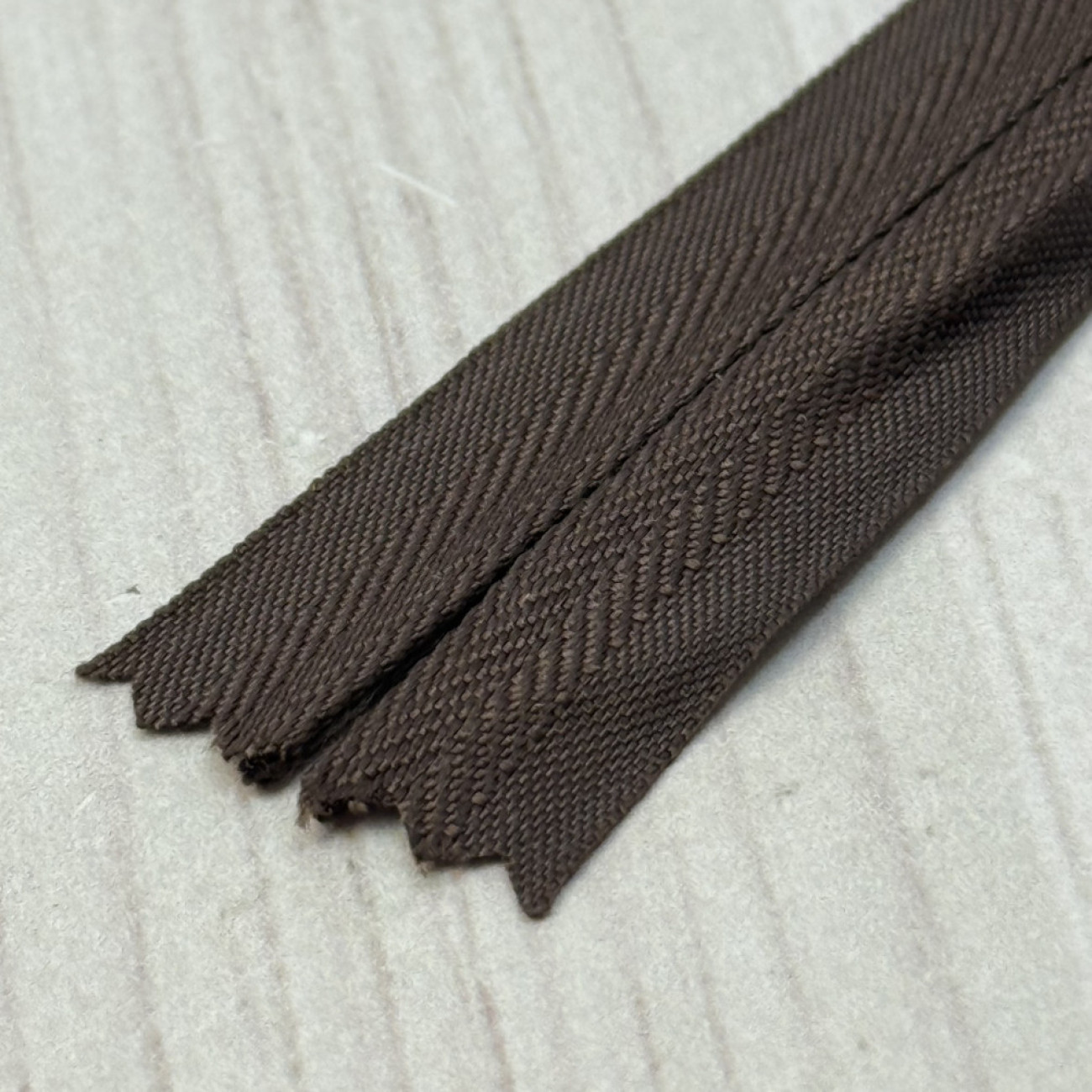 Блискавка потайна 18 см, темно-коричнева — прихована застібка для суконь, спідниць, блузок