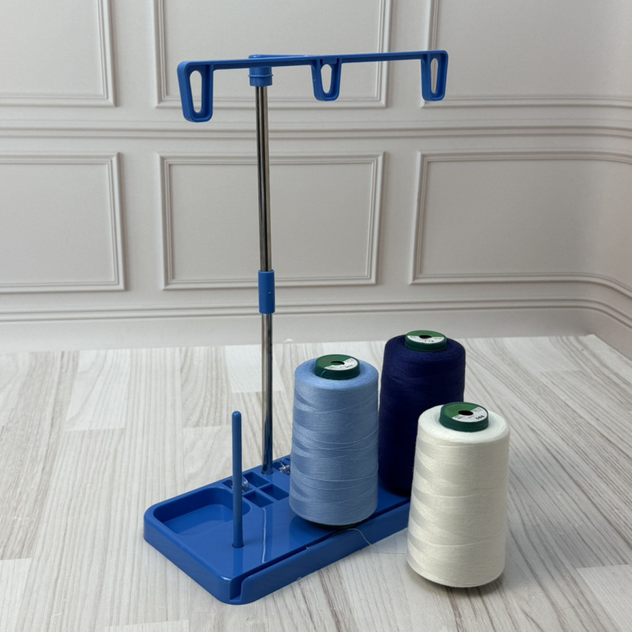 Стійка-тримач на 3 бобіни ниток з органайзером для шпульок для побутових швейних машин та оверлоків, синій