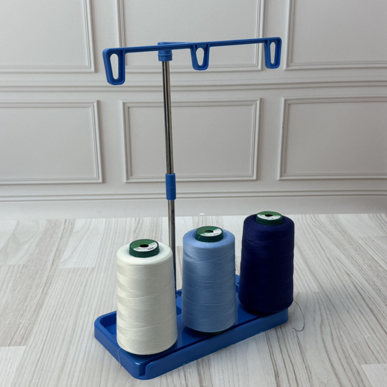 Стійка-тримач на 3 бобіни ниток з органайзером для шпульок для побутових швейних машин та оверлоків, синій