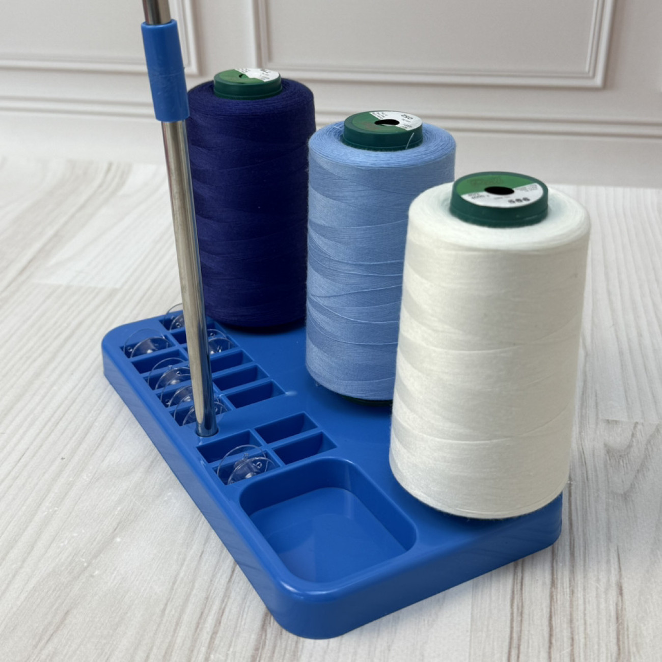 Стійка-тримач на 3 бобіни ниток з органайзером для шпульок для побутових швейних машин та оверлоків, синій