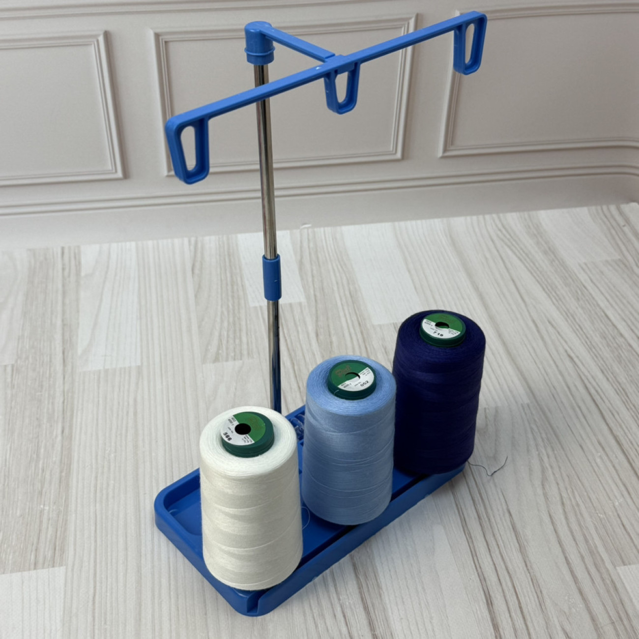 Стійка-тримач на 3 бобіни ниток з органайзером для шпульок для побутових швейних машин та оверлоків, синій