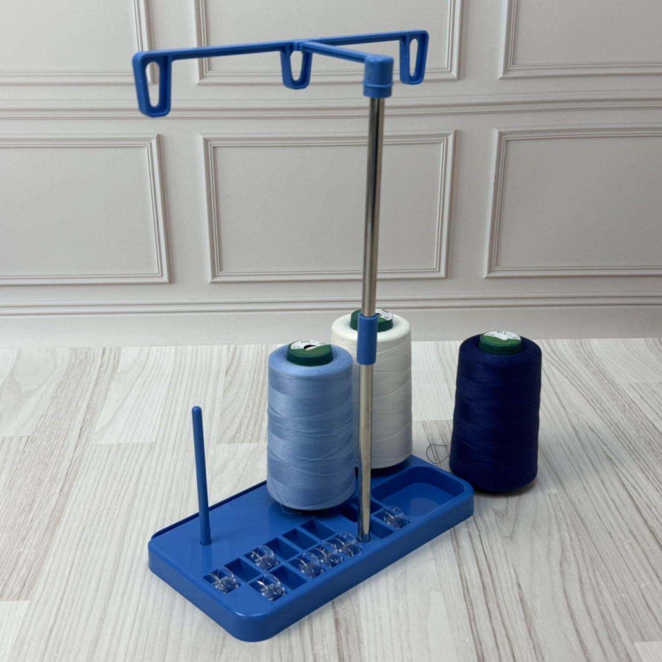 Стійка-тримач на 3 бобіни ниток з органайзером для шпульок для побутових швейних машин та оверлоків, синій