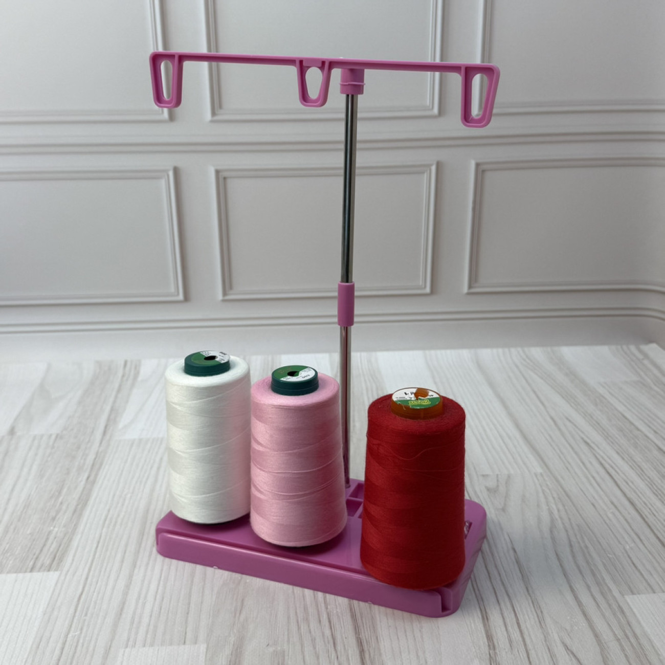 Стійка-тримач на 3 бобіни ниток з органайзером для шпульок для побутових швейних машин та оверлоків, рожевий