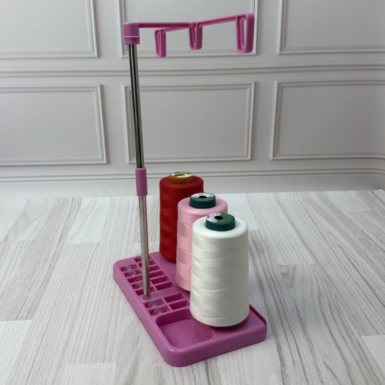 Стійка-тримач на 3 бобіни ниток з органайзером для шпульок для побутових швейних машин та оверлоків, рожевий