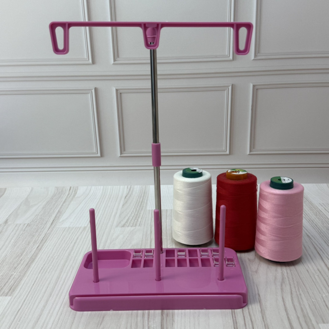 Стійка-тримач на 3 бобіни ниток з органайзером для шпульок для побутових швейних машин та оверлоків, рожевий