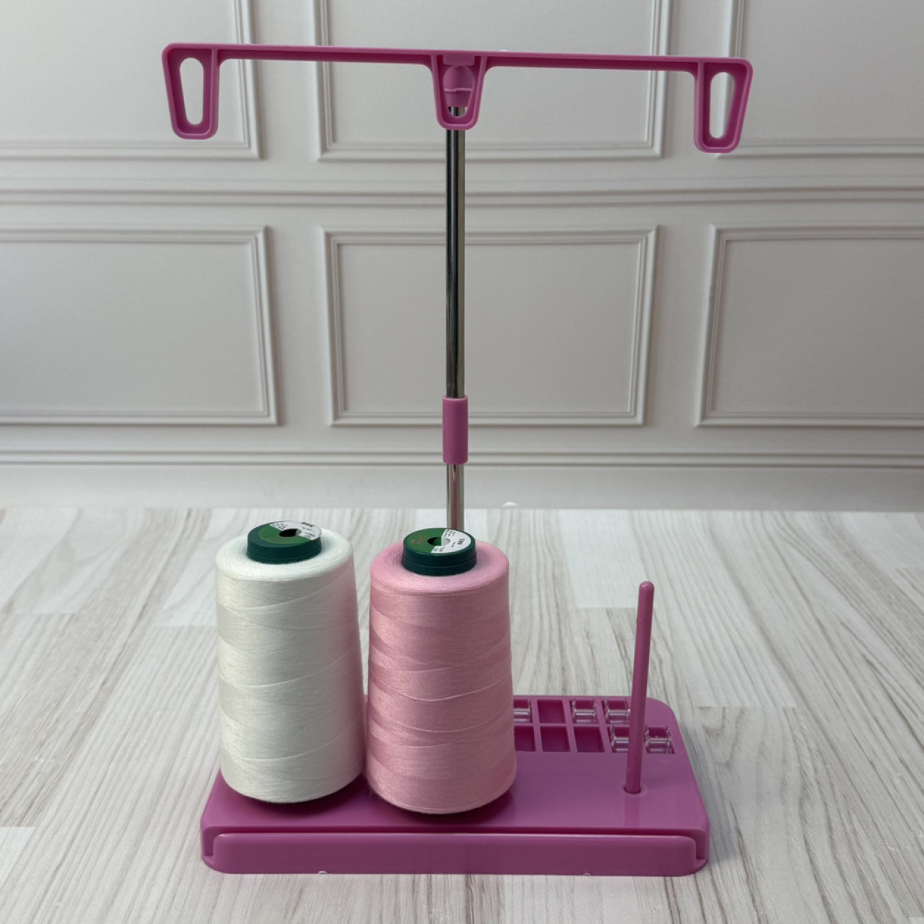 Стійка-тримач на 3 бобіни ниток з органайзером для шпульок для побутових швейних машин та оверлоків, рожевий