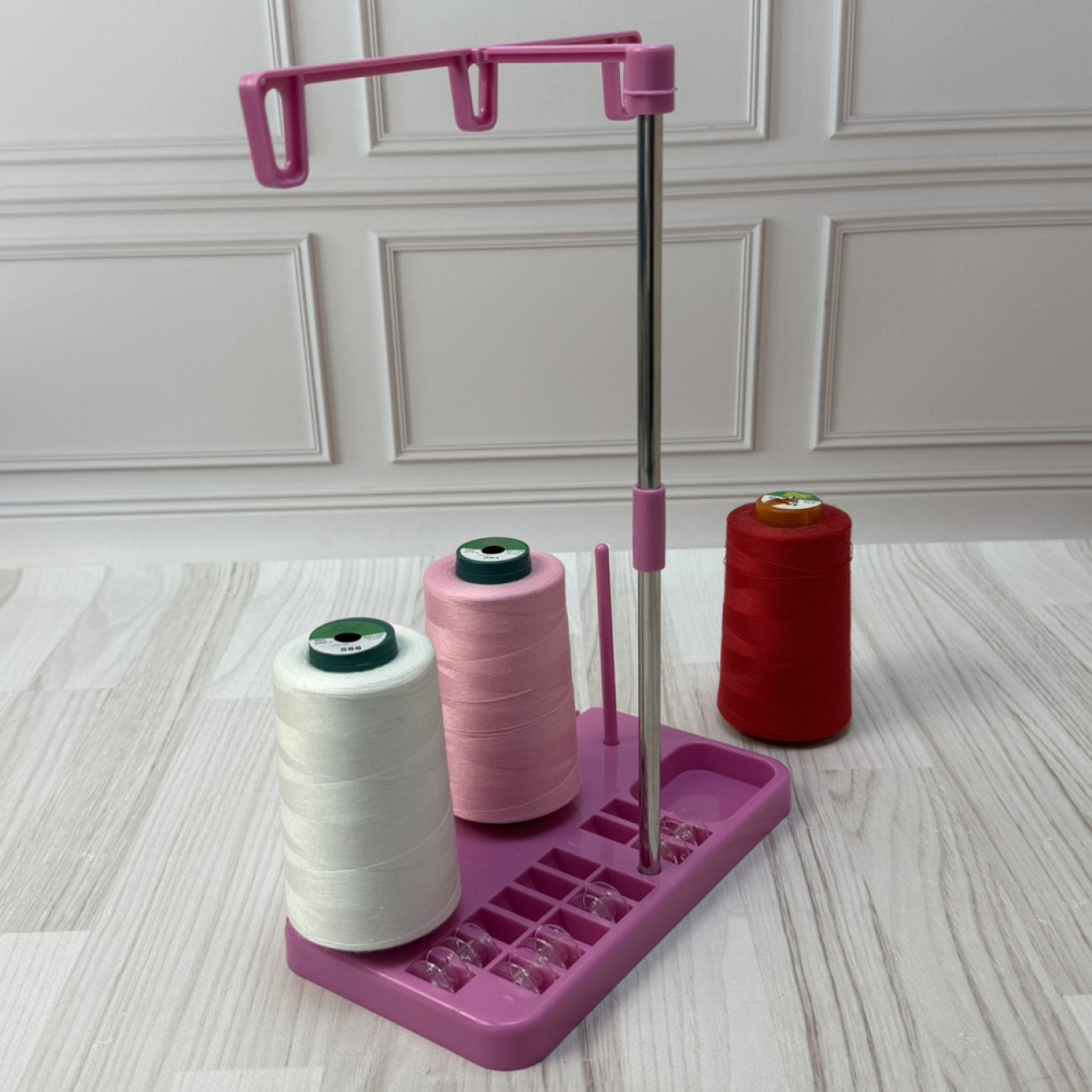 Стійка-тримач на 3 бобіни ниток з органайзером для шпульок для побутових швейних машин та оверлоків, рожевий