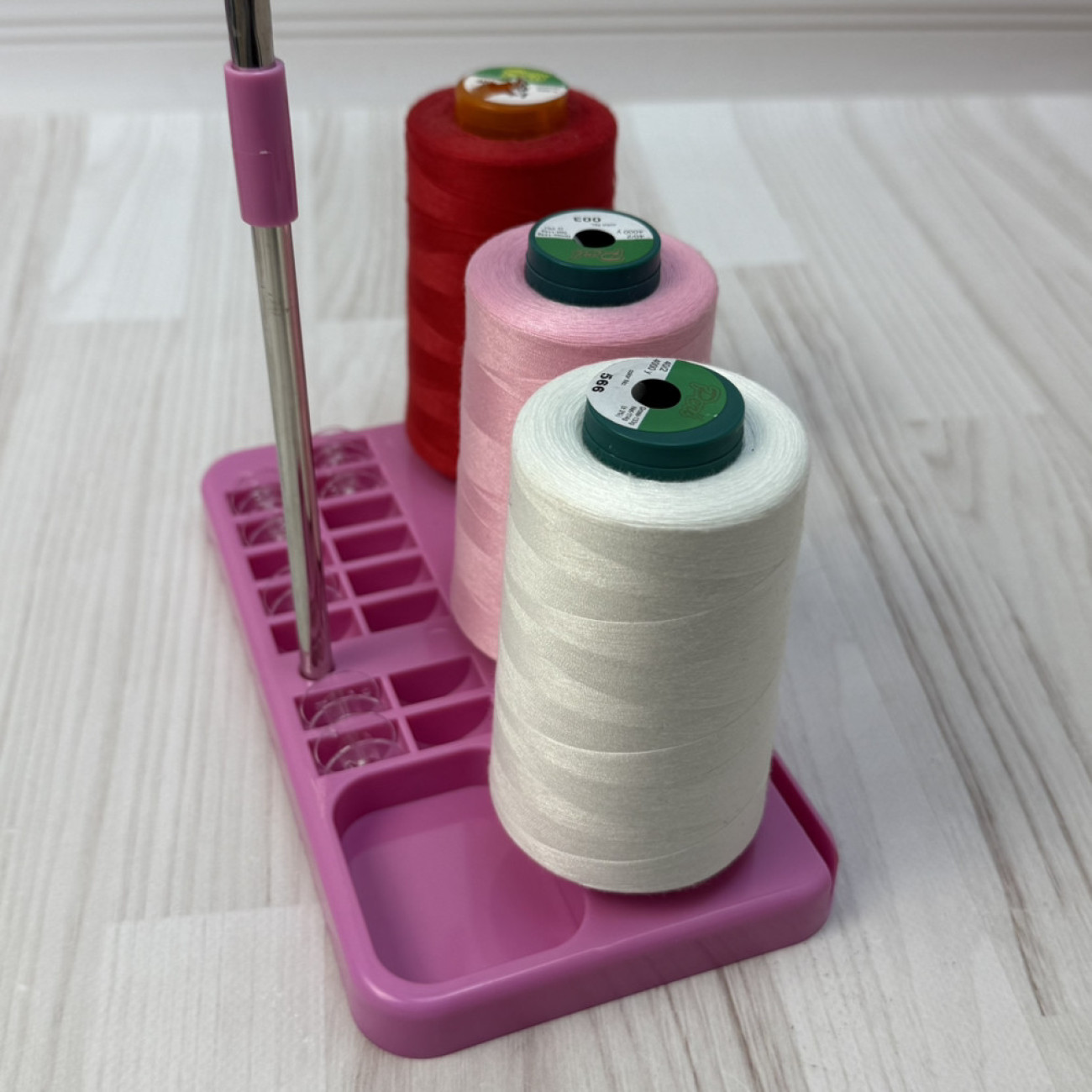 Стійка-тримач на 3 бобіни ниток з органайзером для шпульок для побутових швейних машин та оверлоків, рожевий