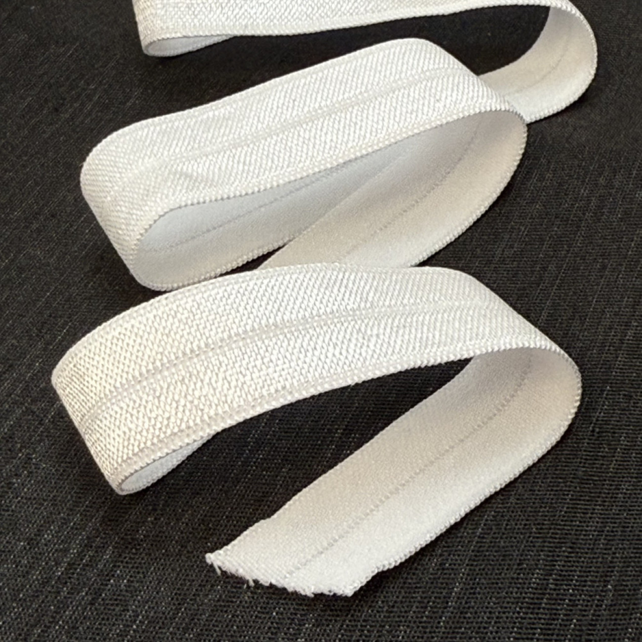 Стрейчева бейка (пополамка) 1,5 см, біла — еластична тасьма для обробки зрізів і шиття