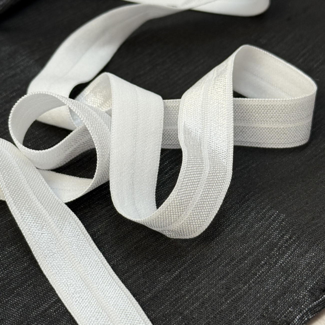 Стрейчева бейка (пополамка) 1,5 см, біла — еластична тасьма для обробки зрізів і шиття