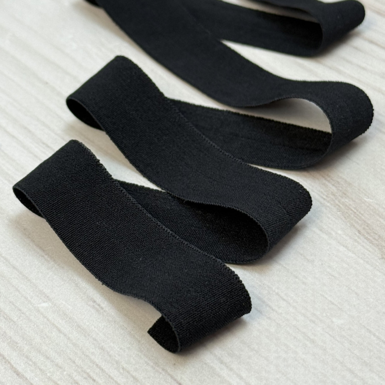 Стрейчева бейка (пополамка) матова 2 см, чорна — еластична тасьма для обробки зрізів і шиття