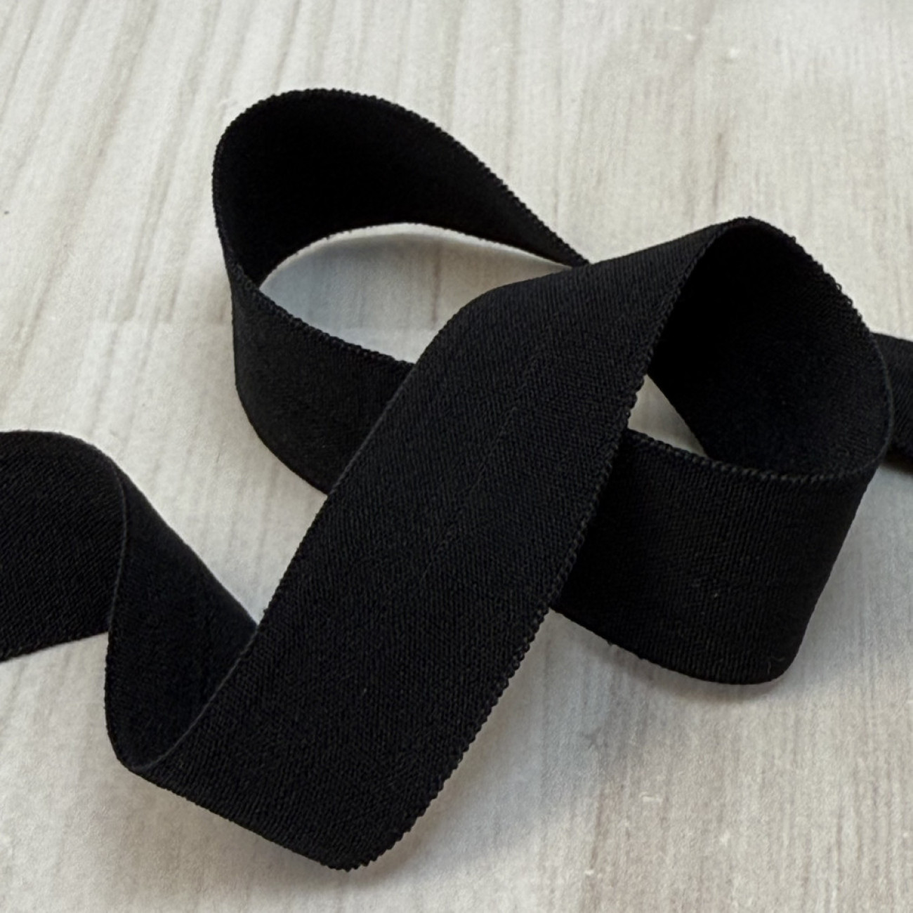 Стрейчева бейка (пополамка) матова 2 см, чорна — еластична тасьма для обробки зрізів і шиття