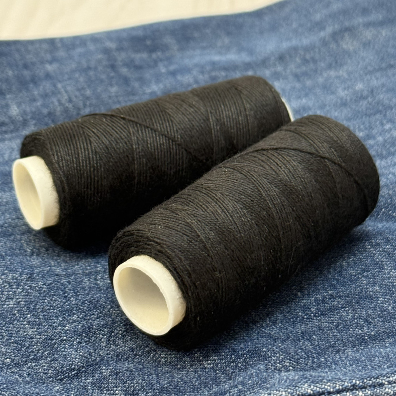 Нитки для джинсу, чорні