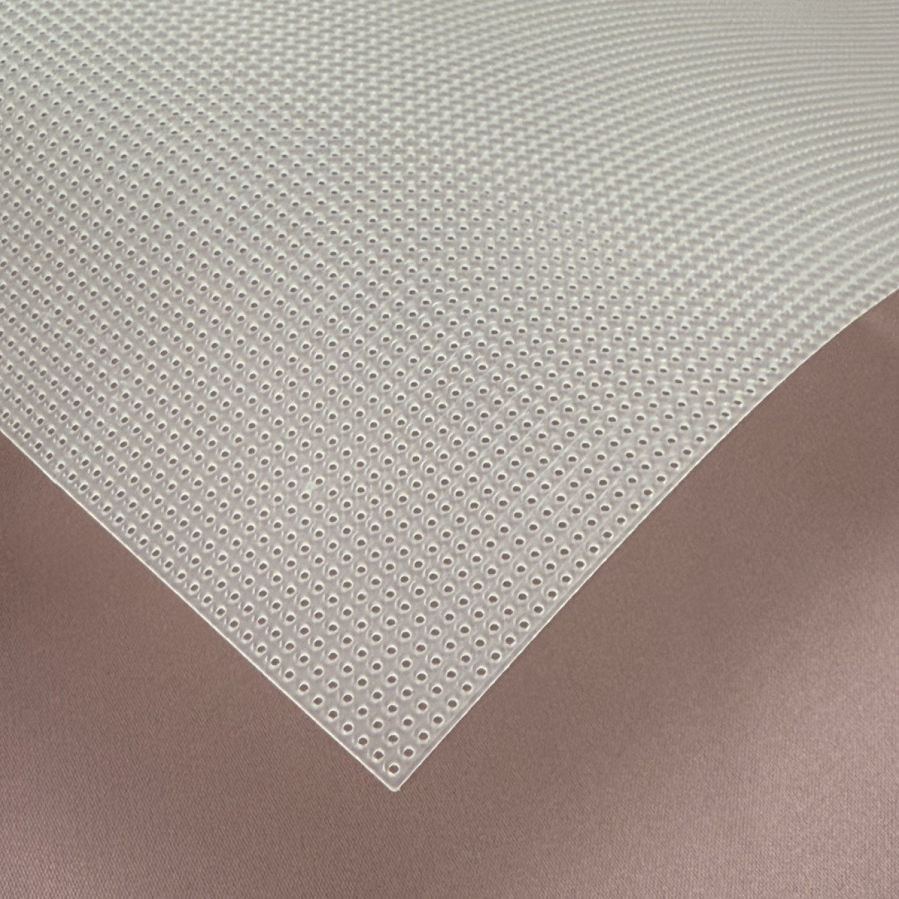 Канва пластикова біла 21×28 см, каунт 14 — основа для вишивки та рукоділля