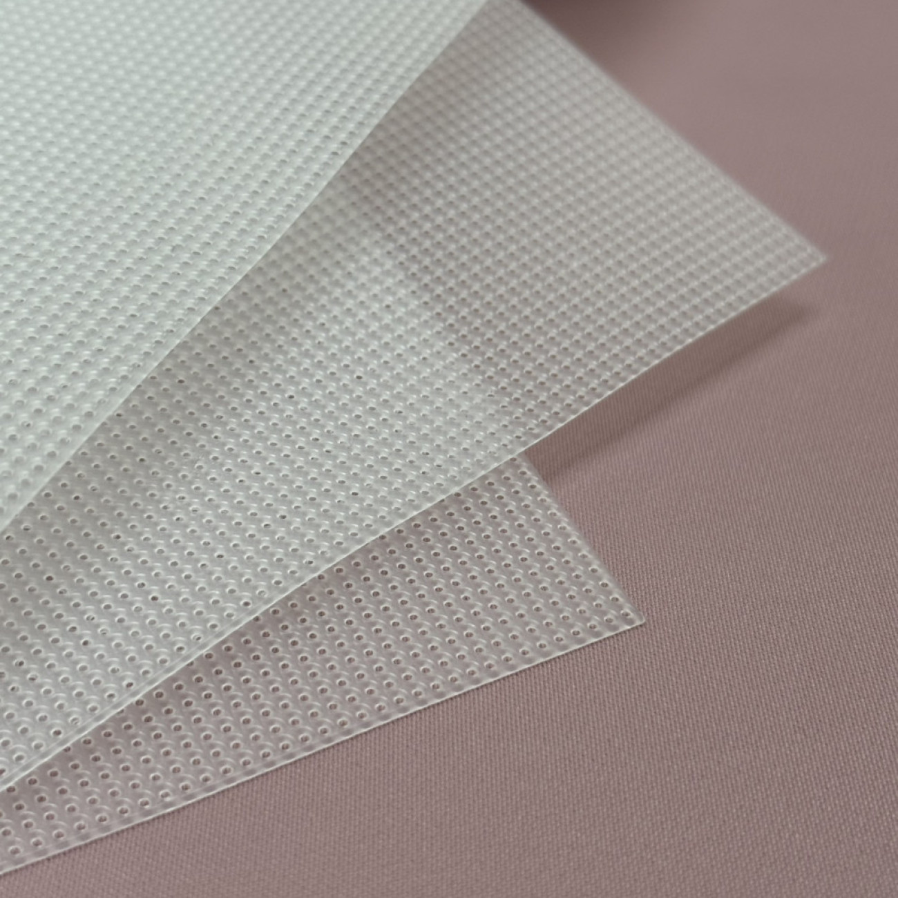 Канва пластикова біла 21×28 см, каунт 14 — основа для вишивки та рукоділля