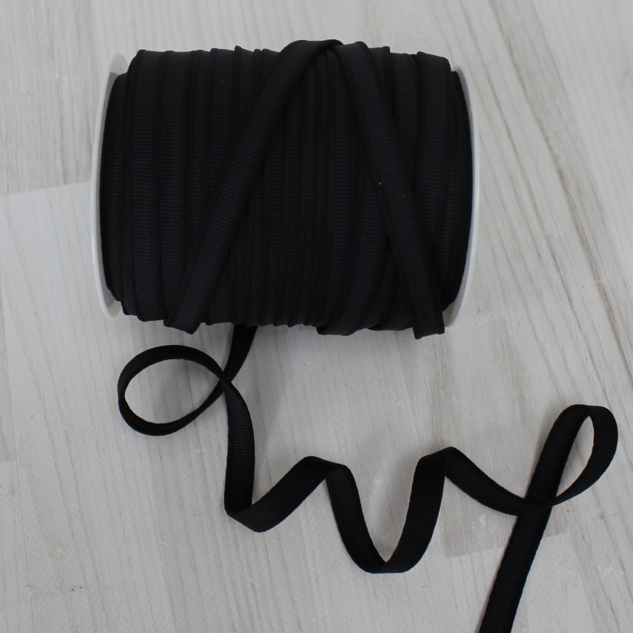 Тунельна стрічка для корсетів і білизни чорна 1 см — купити для шиття