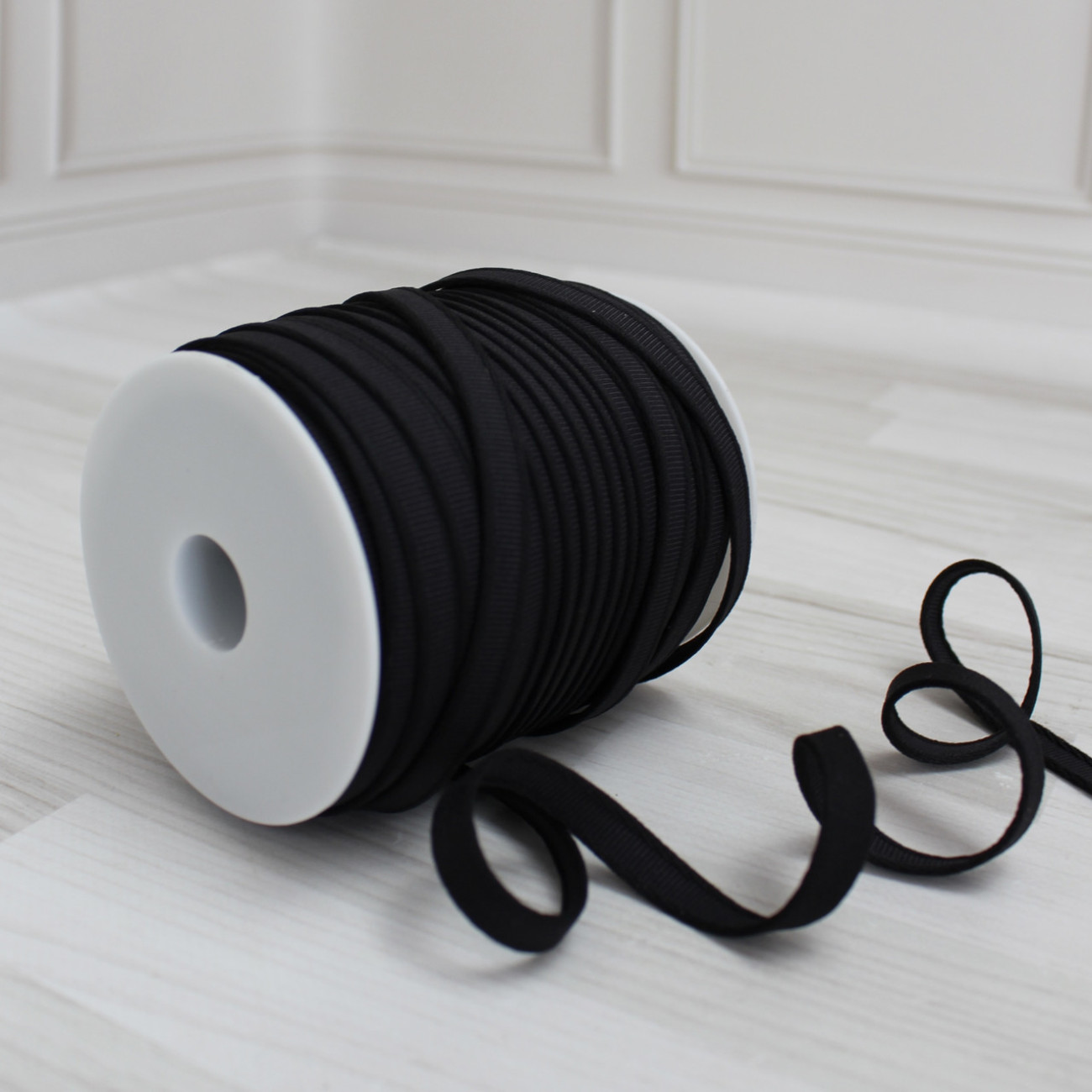 Тунельна стрічка для корсетів і білизни чорна 1 см — купити для шиття