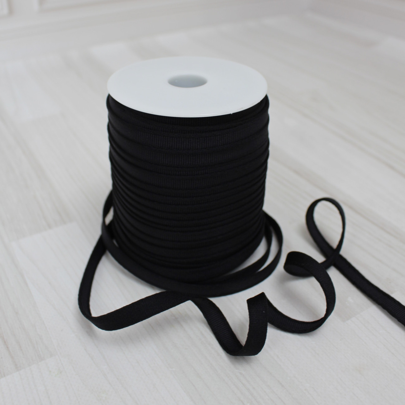 Тунельна стрічка для корсетів і білизни чорна 1 см — купити для шиття