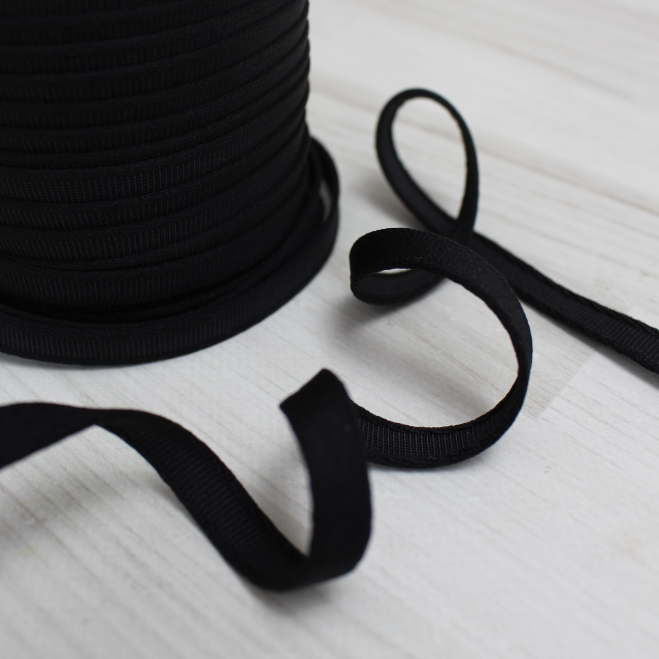 Тунельна стрічка для корсетів і білизни чорна 1 см — купити для шиття