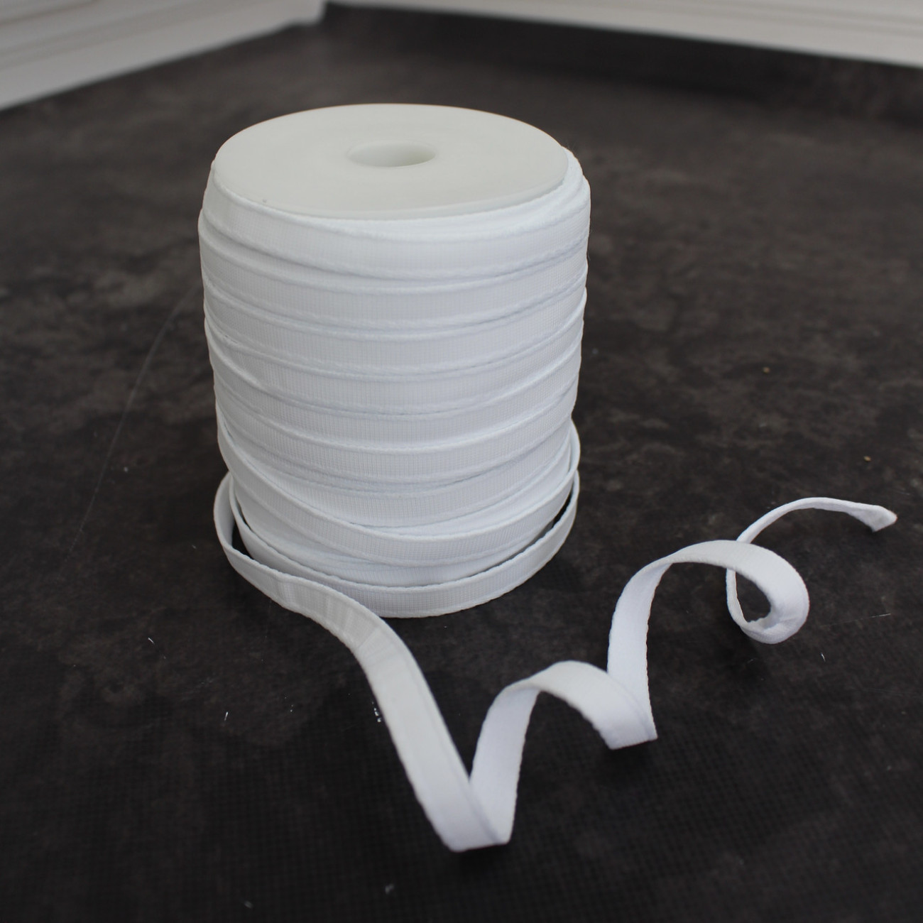 Тунельна стрічка для корсетів і білизни біла 1 см — купити для шиття