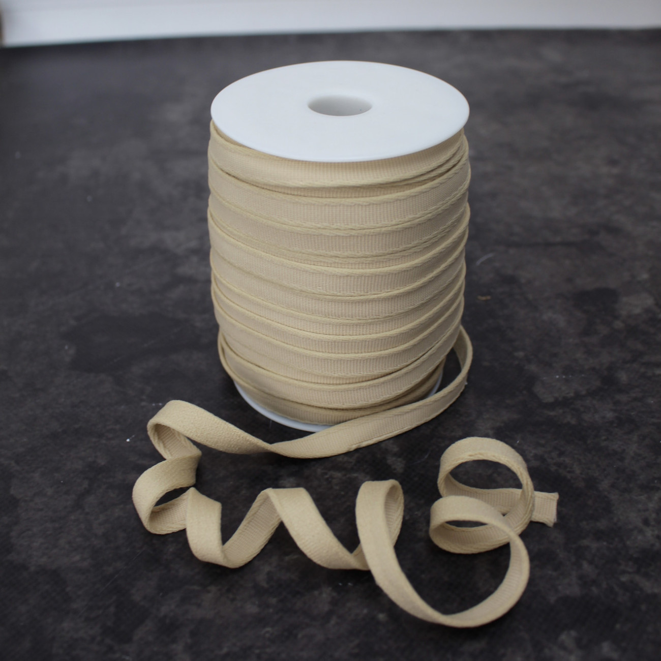 Тунельна стрічка для корсетів і білизни бежева 1 см — купити для шиття