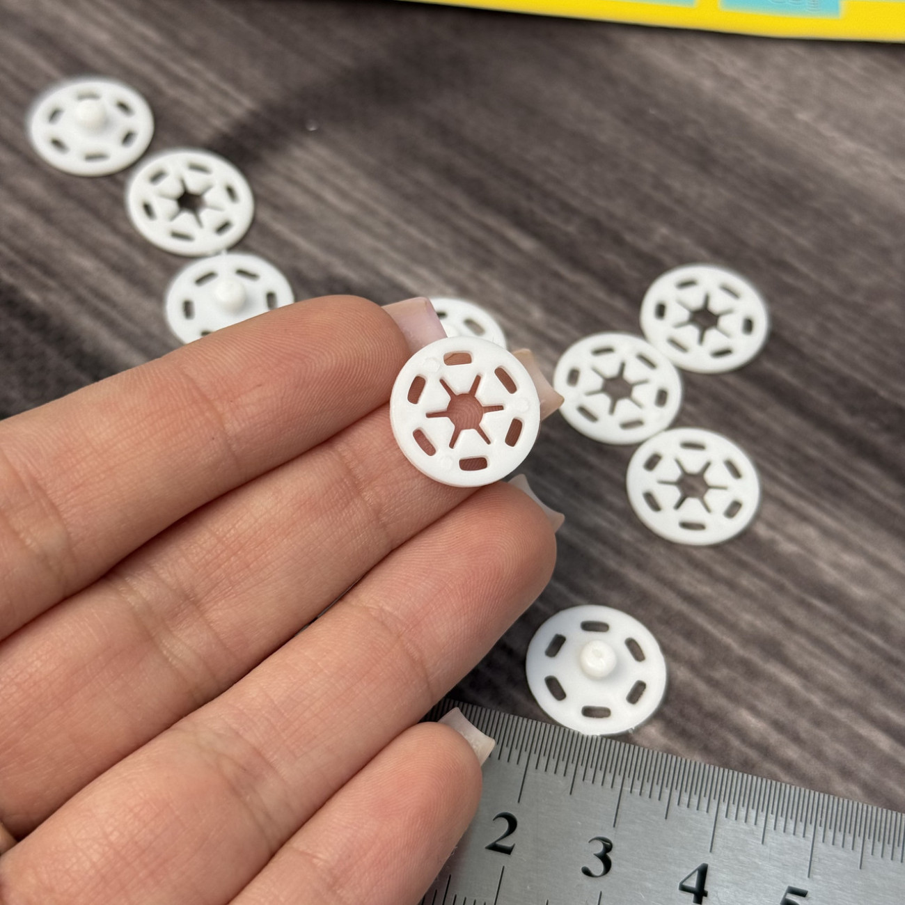 Набір кнопок пришивних пластикових 15 мм білих (6шт)