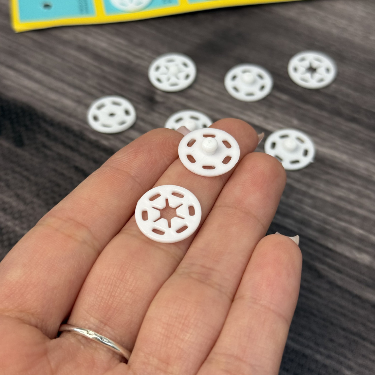 Набір кнопок пришивних пластикових 15 мм білих (6шт)