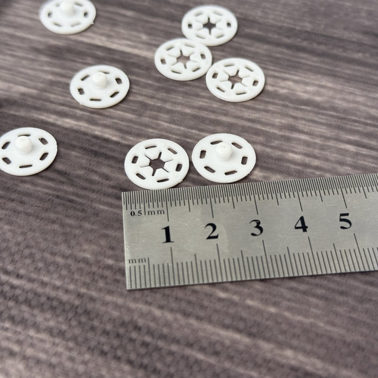 Набір кнопок пришивних пластикових 15 мм білих (6шт)