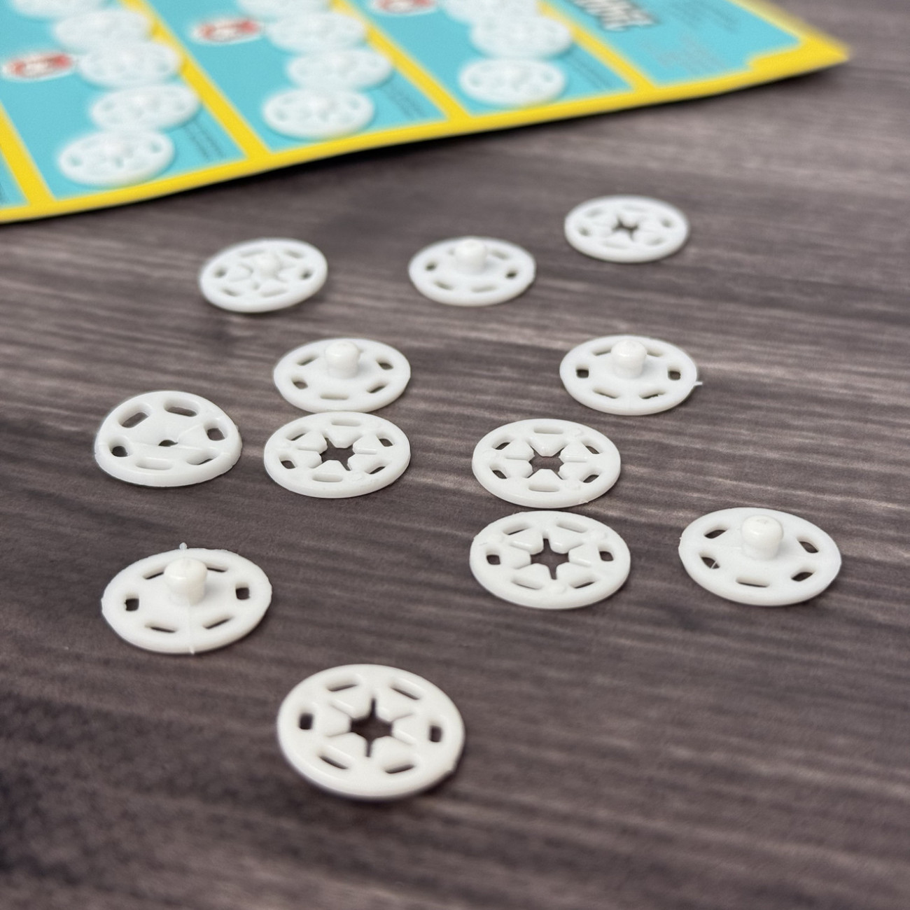 Набір кнопок пришивних пластикових 15 мм білих (6шт)