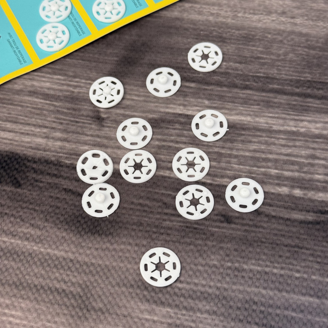 Набір кнопок пришивних пластикових 15 мм білих (6шт)